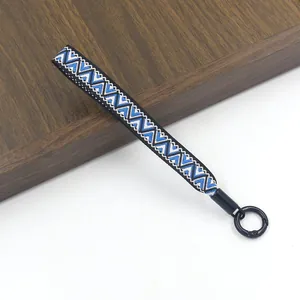 Detail van geweven koord met blauw patroon en zwart ronde metalen klikhaak sluiting