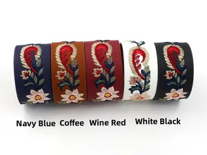 Détail de broderie paisley sur bracelets larges en cuir PU en cinq coloris divers