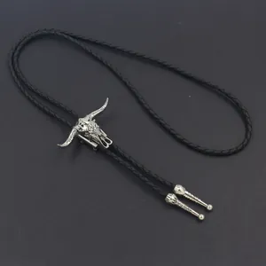 Bolo tie vintage con teschio di bufalo d'argento e cordino in pelle intrecciata