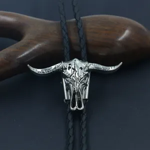 Vista macro del ciondolo a teschio di bufalo vintage con finitura antica su bolo tie