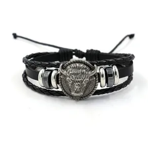 Detail eines Vintage-Lederarmbands mit silbernem Stierkopf-Anhänger in Schwarz