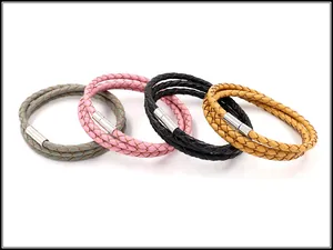 Detail van meerlagige gevlochten lederen armbanden in vier kleuren met magnetische sluitingen