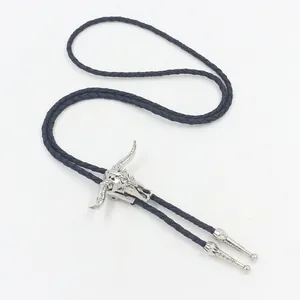 Dettaglio bolo tie stile western con teschio longhorn e cordoncino intrecciato nero