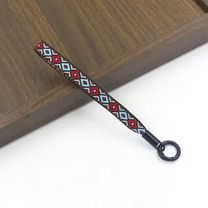 Etnische geweven band met geometrisch patroon en zwarte metalen ring voor sleutels