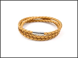 Detail van meerlaagse gevlochten leren armband met zilveren magnetische sluiting