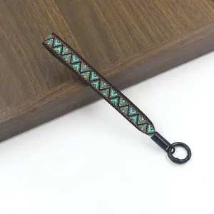Macro-opname van handgeweven bohemian koord met geometrische patronen en veerringsluiting