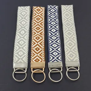Llaveros de muñeca estilo bohemio con patrones geométricos y anillas de metal