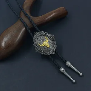 Nahaufnahme der Western-Bolo-Krawatte mit goldenem Stierkopf auf Vintage-Metallschließe