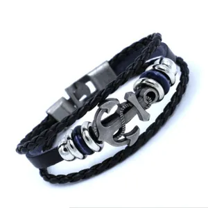 Detailansicht eines mehrlagigen schwarzen Lederarmbands mit Vintage-Metallanker