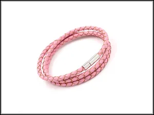 Detail van roze gevlochten leren wikkelarmband met een gepolijste zilveren magneetsluiting