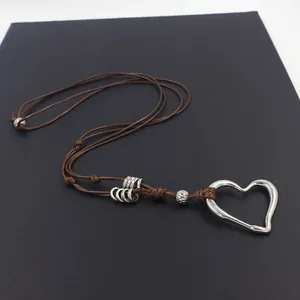Collana minimalista in cordoncino di cera marrone con grande ciondolo a cuore in argento