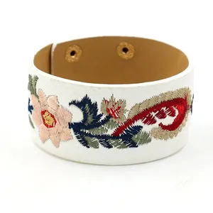 Bracelet large en cuir PU blanc avec broderie florale colorée et boutons-pression dorés