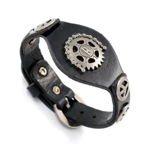 Détail du bracelet punk en cuir noir avec engrenages en alliage et signes de paix
