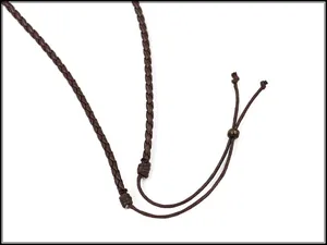 Nahaufnahme der braunen geflochtenen Halskette mit verstellbarem Knoten und Holzperle