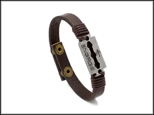 Détail d'un bracelet en cuir marron avec breloque lame de rasoir et fermeture à pression