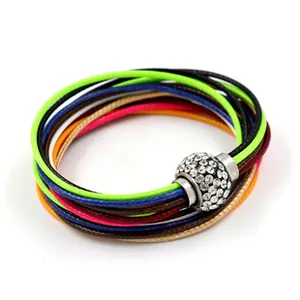 Dettaglio macro del bracciale intrecciato multicolore con chiusura a sfera in strass