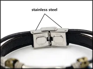 Dettaglio della chiusura in acciaio inossidabile su bracciale multistrato in pelle nera