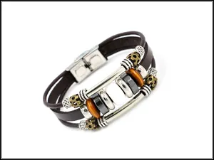 Dettaglio del bracciale in pelle multistrato con perline occhio di tigre e chiusura inox