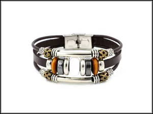 Dettaglio del bracciale multistrato in pelle con occhio di gatto e chiusura in acciaio