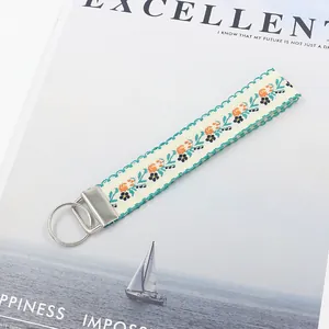 Dettaglio del cinturino da polso jacquard etnico da 25 mm con chiusura in argento