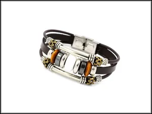 Dettaglio del bracciale multistrato in pelle con pietra occhio di gatto bianca e fibbia