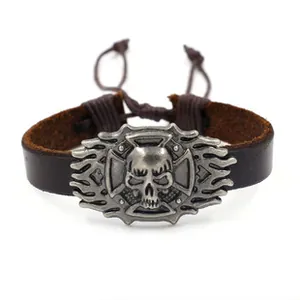 Detail eines braunen Leder-Punk-Armbands mit Vintage-Silber-Totenkopf- und Flammendesign