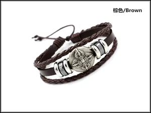 Detailaufnahme des mehrlagigen Lederarmbands mit silbernem Kreuz-Detailansicht