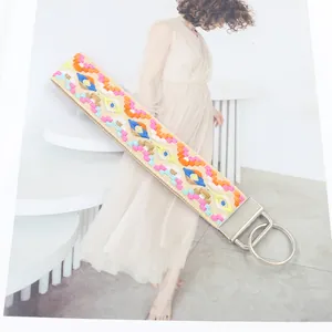 Boho gewebter Schlüsselanhänger mit bunter Stickerei und großem Metallringanhänger