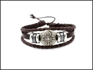 Nahaufnahme des Lederarmbands mit geflochtenen Schnüren und antikem Metall-Vajra-Anhänger