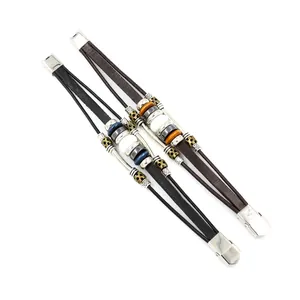 Set di bracciali multistrato in pelle boho con perle di opale bianco e ciondoli
