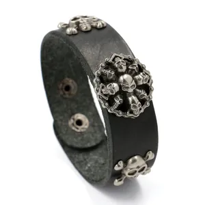 Bracelet large en cuir noir style punk avec crânes en argent vintage et boutons pression