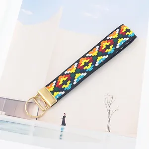 Porte-clés ethnique brodé avec motifs géométriques colorés et fermoir doré élégant