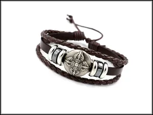 Makro-Detail von Lederarmband mit Vajra-Metallplatte und verstellbarer schwarzer Schnur