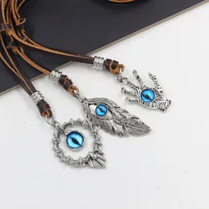 Dettaglio di collane punk con gemme blu e ciondoli in argento antico spazzolato