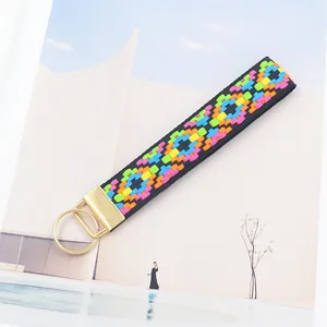 Porte-clés style bohème brodé avec motifs floraux et géométriques colorés ethniques