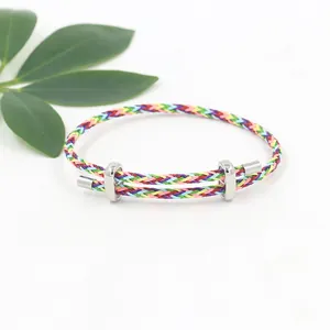 Detailansicht des verstellbaren Regenbogen-Armbands mit silbernen Metallschiebern