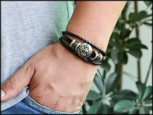 Detailansicht des schwarzen Lederarmbands mit silbernem Vajra-Schild und Perlen-Akzenten