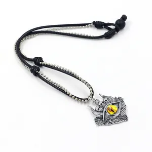 Collier pendentif œil du diable punk pour homme avec cornes argentées et détails de crâne