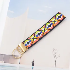 Gros plan du porte-clés ethnique brodé avec des motifs floraux géométriques colorés