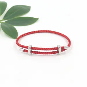 Detailansicht eines roten geflochtenen Armbands mit verstellbaren Metallschnallen