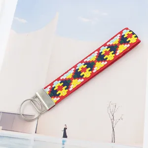 Porte-clés ethnique bohème avec motif géométrique brodé rouge et fermoir en métal