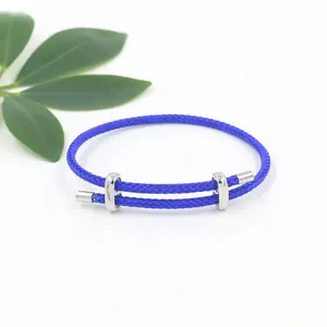 Nahaufnahme blaues geflochtenes Armband mit verstellbaren silbernen Metallschiebern