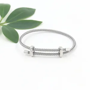 Makroansicht verstellbares geflochtenes Edelstahldraht-Armband mit silbernen Gleitschnallen
