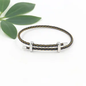 Verstellbares schwarz-gelbes Seilarmband mit silbernen Metallschnallen und Endstücken