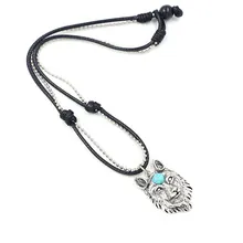 Detalle del colgante cabeza de lobo con gema azul y cordón negro ajustable para hombre