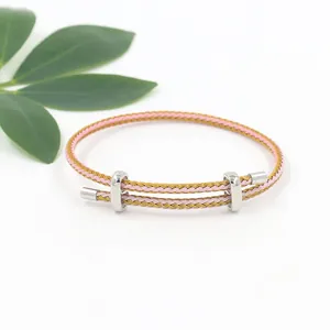 Details des pink-goldenen Stahlseil-Armbands mit verstellbarem Edelstahlschieber-Verschluss
