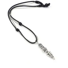 Detalle de cordón negro y cadena de plata con colgante grabado de estilo étnico
