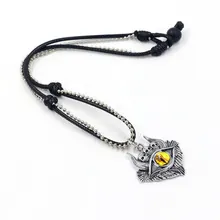 Detalle de collar de cuero ajustable con un colgante de ojo plateado estilo punk