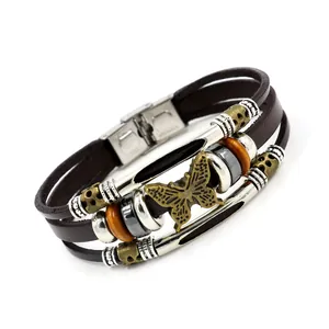 Retro-Lederarmband mit Schmetterlings-Anhängern und Perlen auf weißem Hintergrund