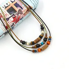 Primer plano de collares étnicos hechos a mano con cuentas de madera y cordones de colores